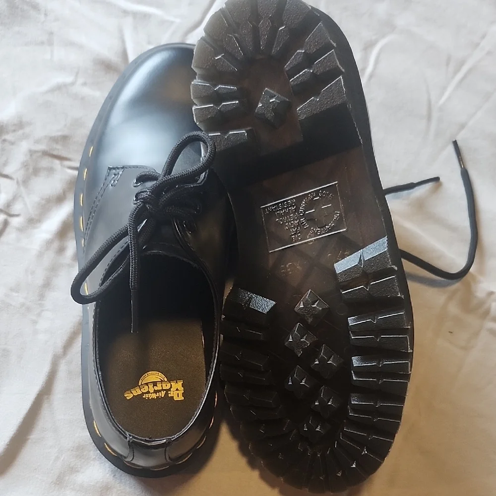 Dr. Martens Unisex Black Leather Shoes Brand New - Picture 5 of 5
